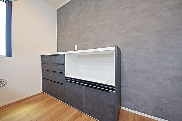 【キッチン】収納力・デザイン性も兼ねた高性能カップボードです!キッチンとカラーも合わせており、一体感ある仕上がりになっております!(1号棟)