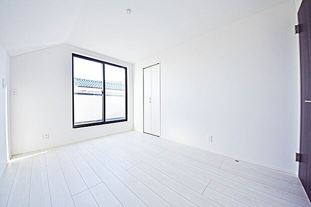 【リビング以外の居室】1日の疲れを癒し、心地よく寛げるようゆったりとした広さを確保しています。落ち着いた雰囲気でおくつろぎいただけます♪（３号棟）