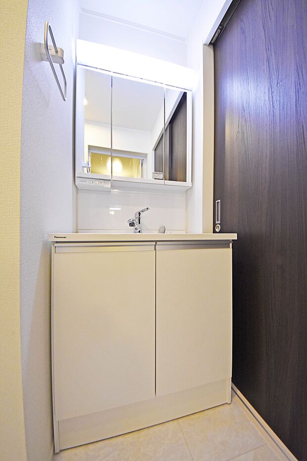 【洗面化粧台】見た目の美しさだけではなく、機能性も追求した使い勝手の良い鏡裏収納付3面鏡型の独立洗面化粧台。（３号棟）