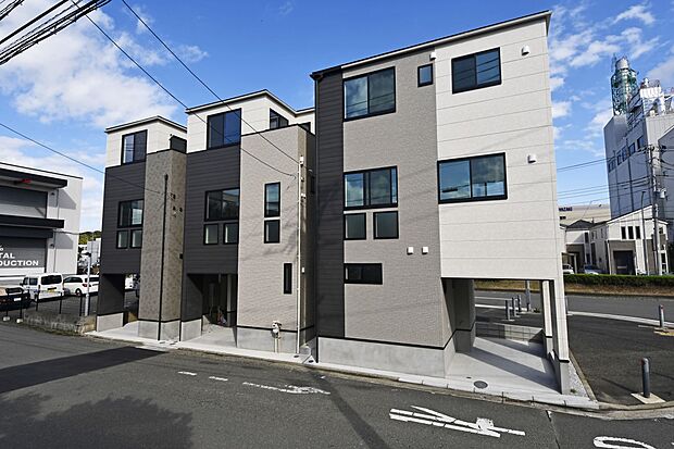 【現地外観写真】開放感があり、日当りも良好です！目の前に広がる開放感とゆとり、暮らしの夢を育む理想の住まいがここにはあります。（左：A号棟・真ん中：B号棟・右：C号棟）