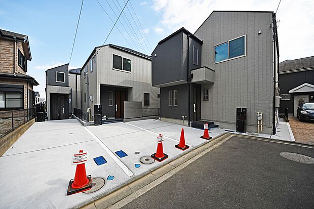 【前面道路含む現地写真】閑静な住宅地で子育て家族にピッタリ。緑に恵まれたエリアで、自然に包まれた穏やかな暮らしを実現するための、ゆとりある住環境が整っています。