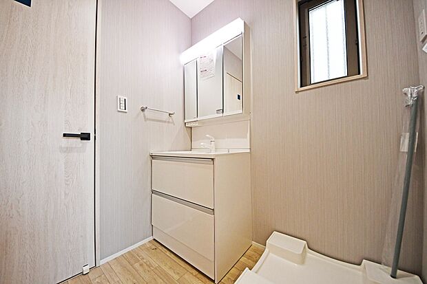 【三面鏡洗面化粧台】見た目の美しさだけではなく、機能性も追求した使い勝手の良い鏡裏収納付3面鏡型の独立洗面化粧台。(1号棟)