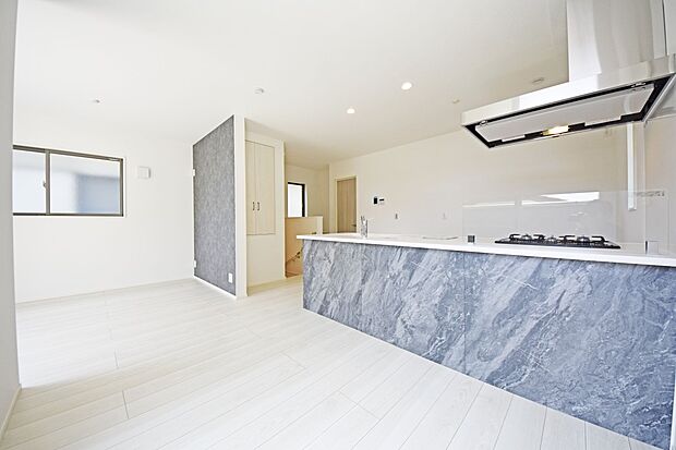 【リビング】家具の配置がしやすいリビング。壁面が広いのが特徴で壁に絵を飾ったり、インテリアのレイアウトを考えたりと、趣味や暮らし方に合わせて模様替えしやすいのは魅力です。全体が見渡しやすいのも特徴です。