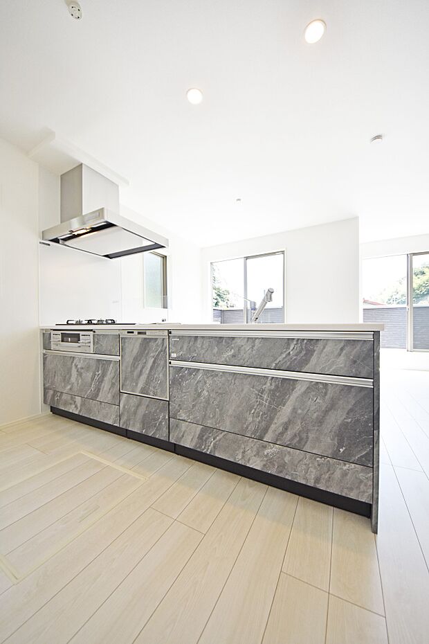 【キッチン】リビングの様子を見ながらお料理が出来る対面キッチン！小さいお子様がいても様子を見ながら家事が出来るので安心です！