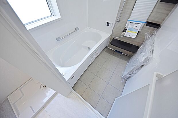 【システムバス】１坪タイプのユニットバス！足が伸ばせるのでゆっくり湯船に浸かれ、一日の疲れを癒します。