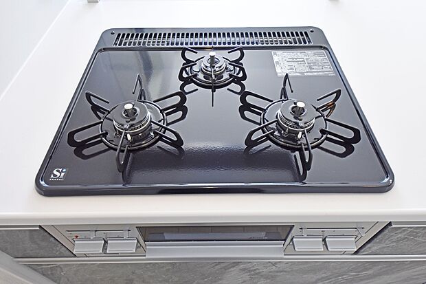 【三ツ口ガスコンロ】大きなシステムキッチンには三口コンロが標準装備♪調理をしながら作り置きしていた料理を温め直すときや、ちょっとした一品を加えたいときなどに3口目があると大変便利です。