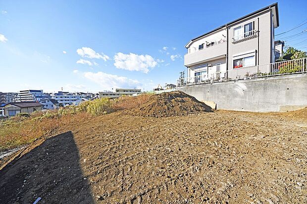 【現地外観写真】閑静な住宅地で子育て家族にピッタリ。緑に恵まれたエリアで、自然に包まれた穏やかな暮らしを実現するための、ゆとりある住環境が整っています。