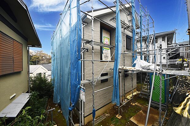 【前面道路含む現地写真】物件の陽当りや通風・仕様設備やお部屋の大きさの比較、近隣・周辺環境や街並みなど、資料には掲載していない情報が現地にはたくさんあります。  是非現地をご確認ください♪