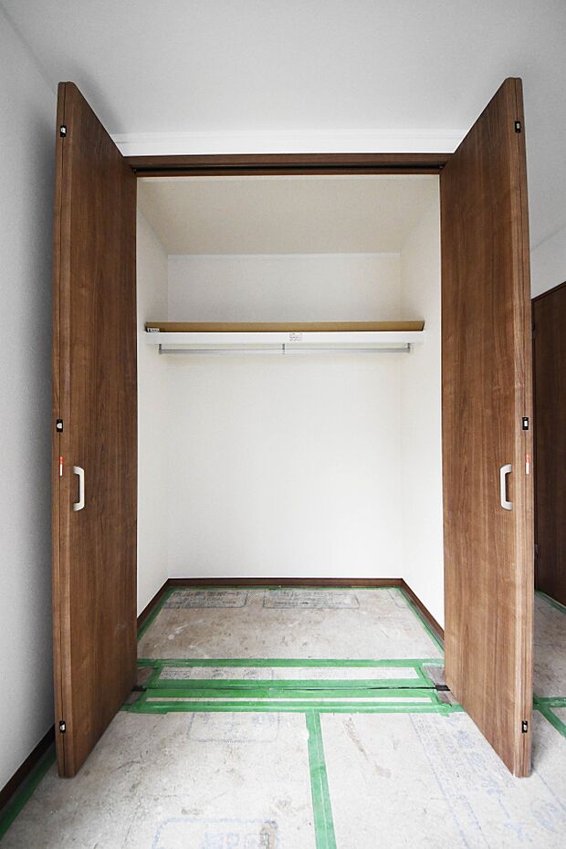 【収納】全居室に配置された収納スペースは、洋服はもちろん掃除機や日用予備品・お子様のおもちゃなど様々な物を収納頂けるスペースです。