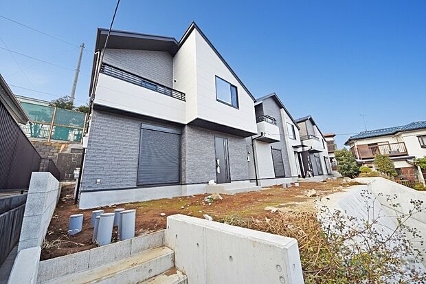 【現地外観写真】閑静な住宅地で子育て家族にピッタリ。緑に恵まれたエリアで、自然に包まれた穏やかな暮らしを実現するための、ゆとりある住環境が整っています。（左：１号棟、右：３号棟）