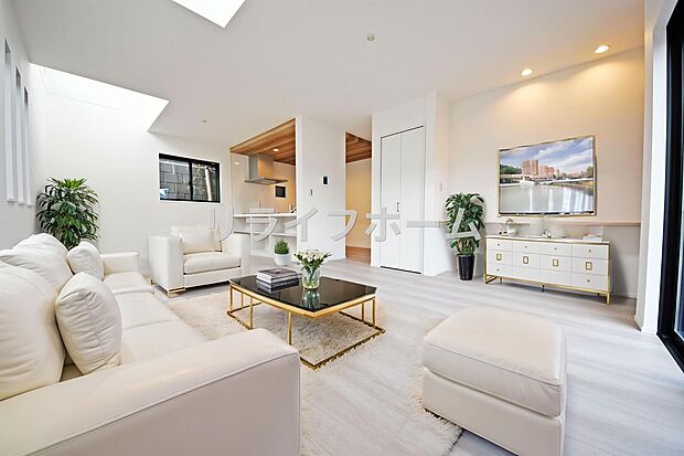 【リビング】豊かな光が照らすこの場所は、たわいもない会話を楽しみ、ゆったりとした時間を過ごす場所。家族の日常が刻まれる大切な空間です。※本画像はAIがCGで家具作成しております。（１号棟）