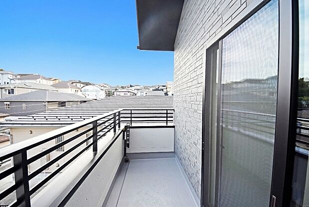 【バルコニー】開放的なバルコニーは見晴らしもよく、太陽の温かな温もりをめいっぱい受け止めてくれます。（１号棟）