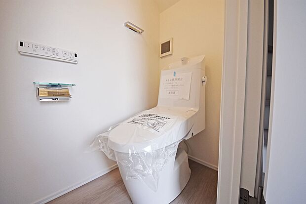 【温水洗浄便座】温水洗浄便座でオールシーズン関係なく暖かい便座で快適にお過ごしいただけます♪また、ウォシュレットによって感染症の予防にもつながります。（１号棟）