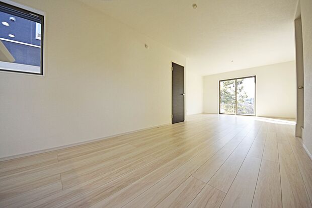 【リビング】柔らかな色合いのフローリングと清潔感の溢れるクロスが明るい空間を創り出しているリビング・ダイニング。(4号棟)