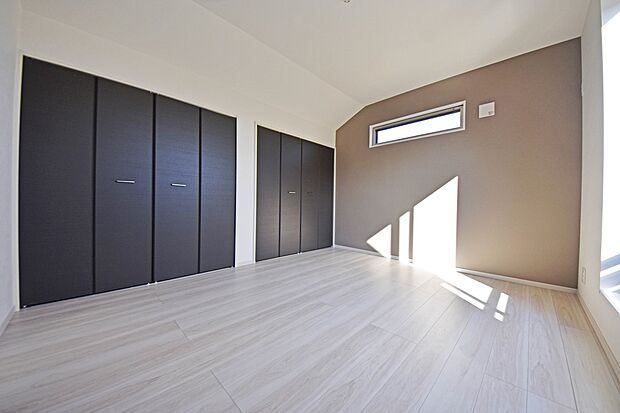 【リビング以外の居室】1日の疲れを癒し、心地よく寛げるようゆったりとした広さを確保しています。落ち着いた雰囲気でおくつろぎいただけます♪(4号棟)