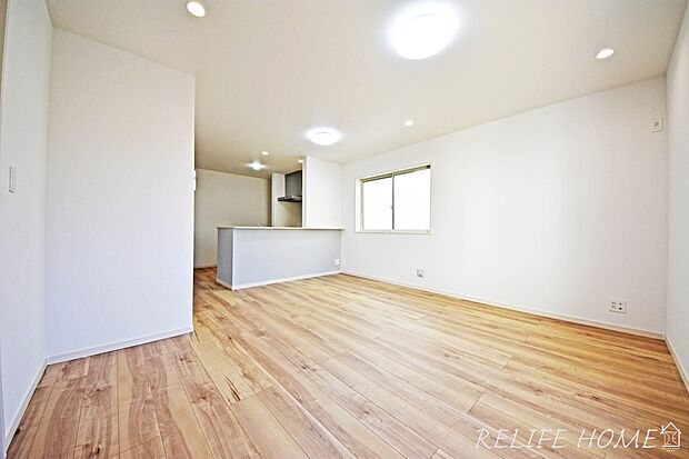 【リビング】オープンでのびやかな空間を生み出す、こだわりの広がりとゆとり。家族と過ごす時間を大切にしたい方にぴったりの明るくゆとりある住空間です。(1号棟)