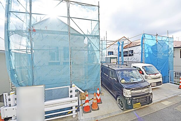 【現地外観写真】一戸建てを中心とした街並みが整然と続き、周辺は高い建物が建っていないので、採光や開放性に恵まれ、空が広く緑の多い閑静な趣を感じる環境です。