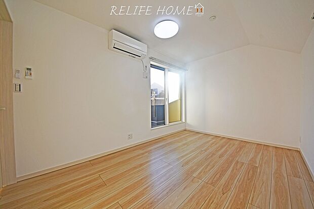 【リビング以外の居室】住まう方自身でカスタマイズして頂けるようにシンプルにデザインされた室内。自由度が高いので家具やレイアウトでお好みの空間を創り上げられます。