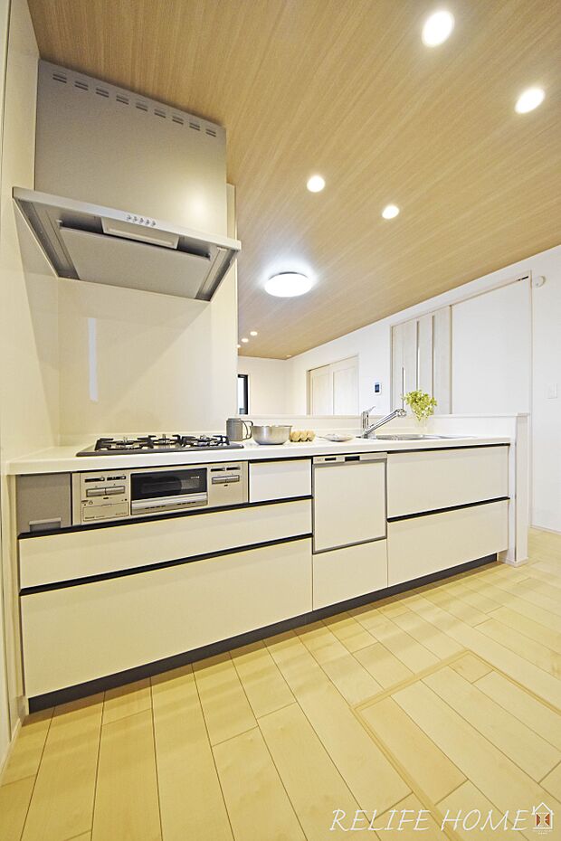 【システムキッチン】大きなシステムキッチンには三口コンロが標準装備♪調理をしながら作り置きしていた料理を温め直すときや、ちょっとした一品を加えたいときなどに3口目があると大変便利です。（C号棟）