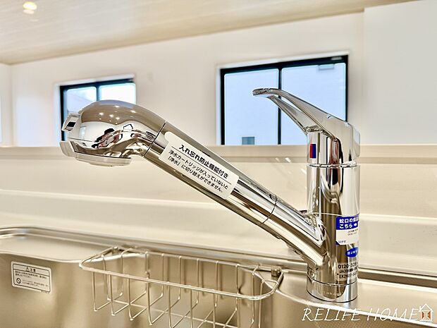 【システムバス】広さと機能性を兼ね備えたシステムバスで、ゆとりある入浴時間を提供。浴室乾燥機や追い焚き機能など、家族の生活サイクルに合わせた便利な設備が整っています。（C号棟）