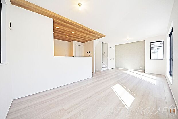 【リビング】柔らかな色合いのフローリングと清潔感の溢れるクロスが明るい空間を創り出しているリビング・ダイニング。（２号棟）