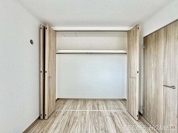 【収納】全居室に配置された収納スペースは、洋服はもちろん掃除機や日用予備品・お子様のおもちゃなど様々な物を収納頂けるスペースです。