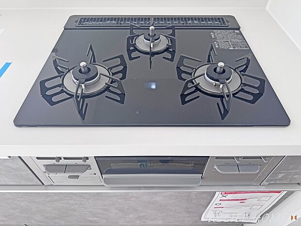 【三ツ口ガスコンロ】料理の幅を拡げてくれる三口コンロ。ワイドなカウンターで、将来お子様と一緒にお料理をするときも重宝します♪