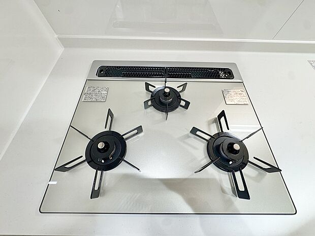 【3口ガスコンロ】大きなシステムキッチンには三口コンロが標準装備♪調理をしながら作り置きしていた料理を温め直すときや、ちょっとした一品を加えたいときなどに3口目があると大変便利です。