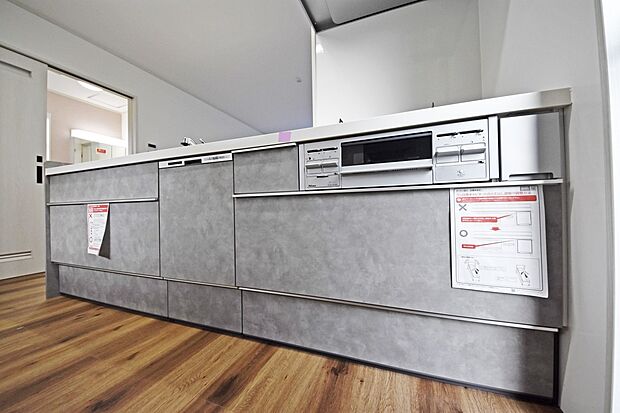 【システムキッチン】料理の幅を拡げてくれる三口コンロ。ワイドなカウンターで、将来お子様と一緒にお料理をするときも重宝します♪※施工例(同仕様となりますが、カラーは異なります。)