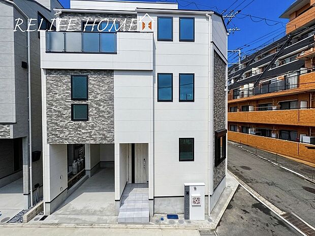 【現地外観写真】■Appearance■ マイホームを持つ幸せを存分に感じる陽当たり、開放感。憧れのマイホームに相応しい美しく映える外観です。(5号棟)