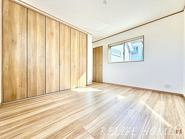 【リビング以外の居室】住まう方自身でカスタマイズして頂けるようにシンプルにデザインされた室内。自由度が高いので家具やレイアウトでお好みの空間ができます。