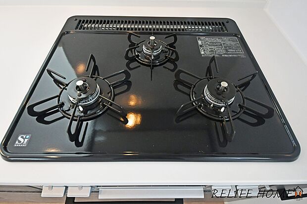 【３口ガスコンロ】大きなシステムキッチンには三口コンロが標準装備♪調理をしながら作り置きしていた料理を温め直すときや、ちょっとした一品を加えたいときなどに3口目があると大変便利です。※施工例（同仕様となりますが、カラー