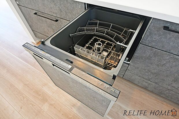 【食器洗浄乾燥機】毎日の家事を劇的に時短！ 食洗機があれば、面倒な食後の片付けはボタン一つで完了。手荒れを防ぎ、手洗いよりも節水ができ、清潔に保つ事が出来ます。※施工例（同仕様となりますが、カラーは異なります。）