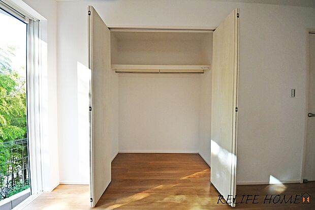 【その他内観】【収納施工例】全居室に配置された収納スペースは、洋服はもちろん掃除機や日用予備品・お子様のおもちゃなど様々な物を収納頂けるスペースです。