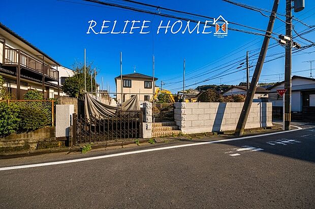【前面道路含む現地写真】■Appearance■開放感があり、日当りも良好です！目の前に広がる開放感とゆとり、暮らしの夢を育む理想の住まいがここにはあります。