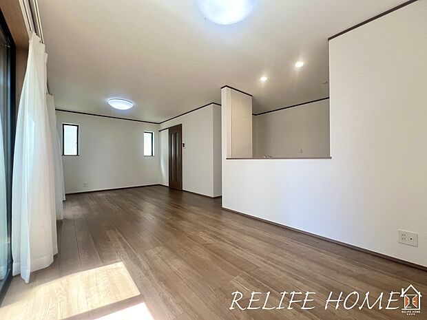 【リビング】■Living Room■ 家族全員が空間を共有できる理想的なゆったりサイズのリビング。陽当たりも良く嬉しい空間となります。