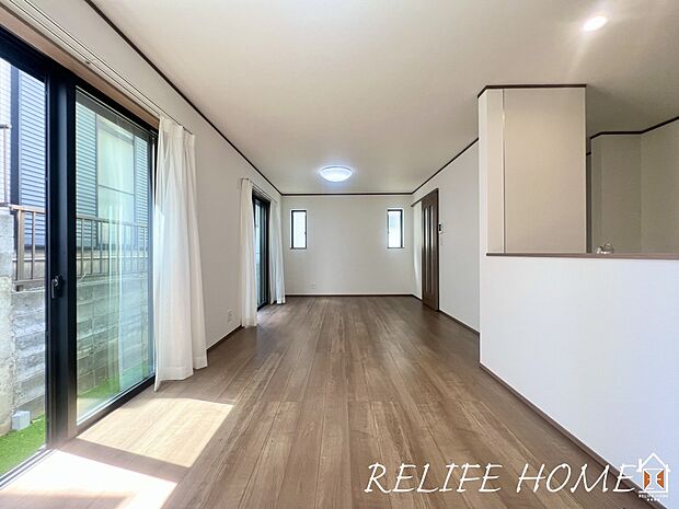 【リビング】■Living Room■ ご家族だんらんのスペースとなるリビング。家具の配置がしやすい広さを確保しつつ、窓が多い設計は色々な角度から陽光が差し込む心地の良い空間です。