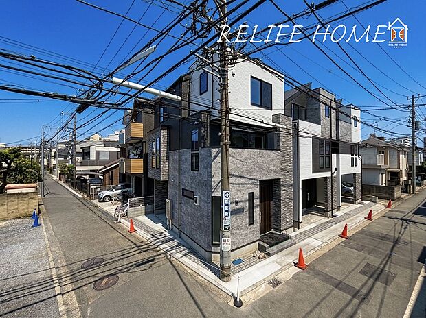 【現地外観写真】■Appearance■一戸建てを中心とした街並みが整然と続き、周辺は高い建物が建っていないので、採光や開放性に恵まれ、空が広く緑の多い閑静な趣を感じる環境です。