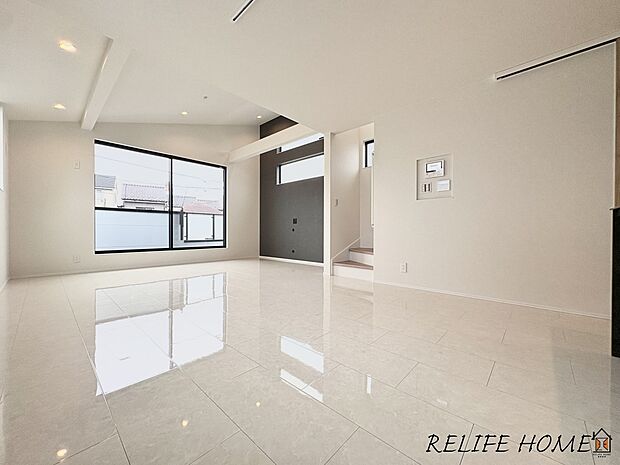 【リビング】■Living Room■  ご家族だんらんのスペースとなるリビング。家具の配置がしやすい広さを確保しつつ、窓が多い設計は色々な角度から陽光が差し込む心地の良い空間です。（２号棟）