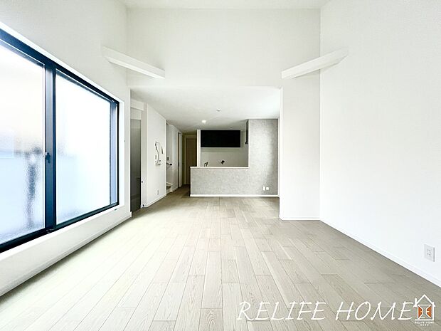 【リビング】■Living Room■  ご家族だんらんのスペースとなるリビング。家具の配置がしやすい広さを確保しつつ、窓が多い設計は色々な角度から陽光が差し込む心地の良い空間です。