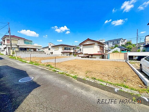 【前面道路含む現地写真】■Appearance■ 一戸建てを中心とした街並みが整然と続き、周辺は高い建物が建っていないので、採光や開放性に恵まれ、空が広く緑の多い閑静な趣を感じる環境です。