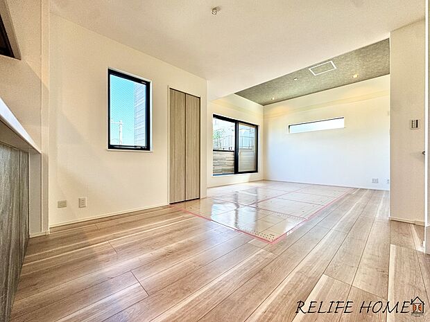 【リビング】■Living Room■ シンプルな内装と偏り過ぎないデザインで統一感を演出。日常をワンランク上にする上質なリビング空間。