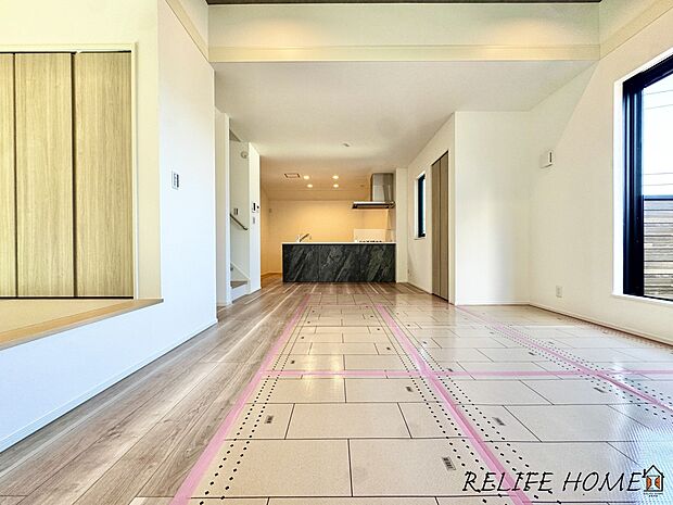【リビング】■Living Room■ ※本画像はAIがCGで家具作成しており、実際の現地に家具は設置されておりません。また、販売価格に家具等は含まれておりません。