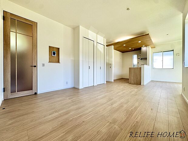 【リビング】■Living Room■ 家族全員が空間を共有できる理想的なゆったりサイズのリビング。陽当たりも良く嬉しい空間となります。