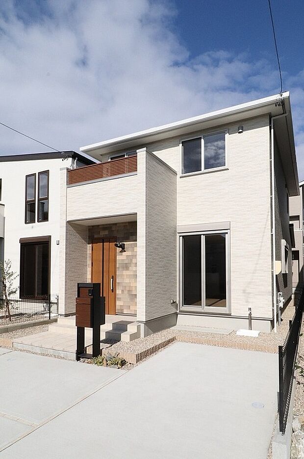 【No.13】オフホワイトの外壁と、玄関ポーチの石目調・木目調がアクセント。開放的なバルコニーと片流れ屋根が特徴で、落ち着いた雰囲気の外観です。