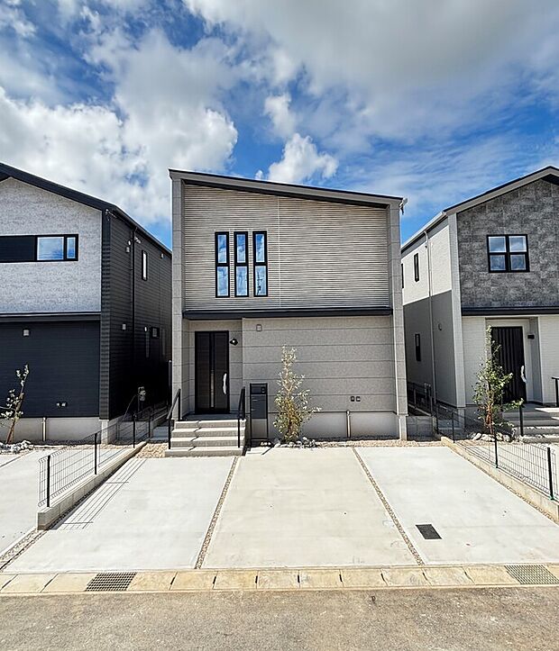 【No.6　外観パース】上下で異なるグレーのツートンカラーと片流れ屋根が特徴のモダンな外観です。