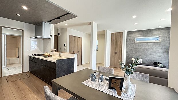 【No.6　キッチン】[No.6 キッチン]　キッチンと洗面・脱衣所が隣接している、家事効率を徹底的に追求した間取りです！