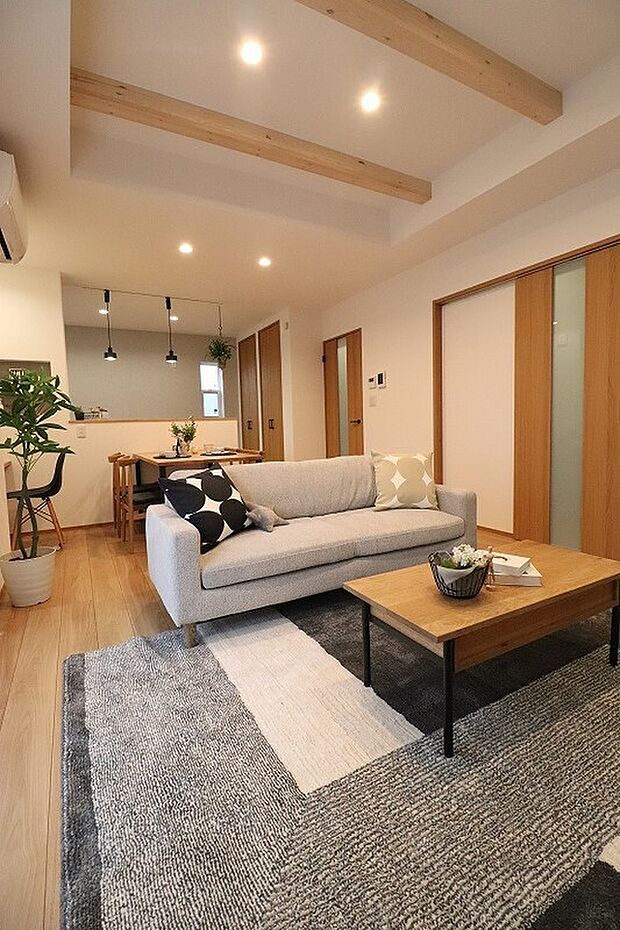 【16.6帖のLDKをより広く、心地よく】意匠性の高い梁出し天井が、空間に奥行きと温かみをプラス 。家族が自然と集まり、ゆったりと寛げるリビングを実現しました。