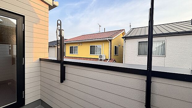 【No.8│バルコニー】室内干しが主流になりつつある今だからこそ、しっかり外干しができるバルコニーをご用意。晴れた日の心地よさを毎日の暮らしに取り入れられます。