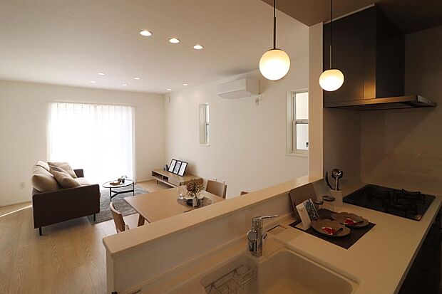 対面式キッチンでリビングを見渡せる安心設計。収納豊富で家事もはかどる快適な空間です。